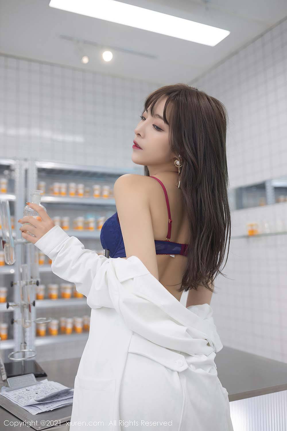 秀人网美女模特陈小喵丝袜美腿实验室试药主题三亚旅拍-34
