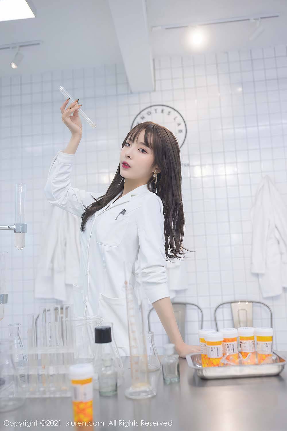 秀人网美女模特陈小喵丝袜美腿实验室试药主题三亚旅拍-68