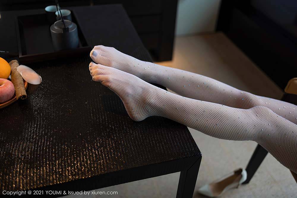 尤蜜荟性感女神周于希Sandy高领真空毛衣与网袜系列厦门写真-49