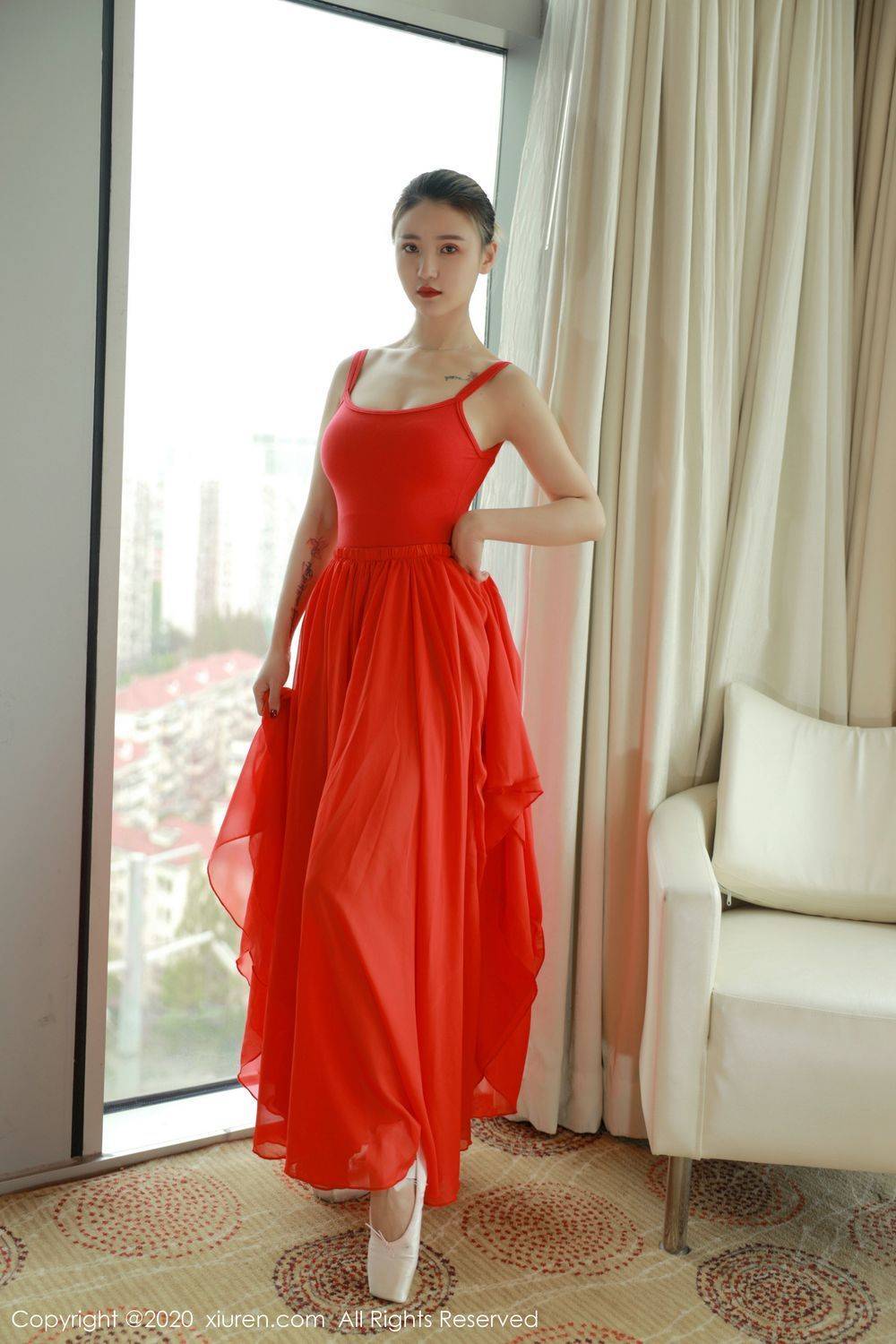秀人网新人模特小壁虎吖猩红舞蹈长裙如玉胴体首套写真