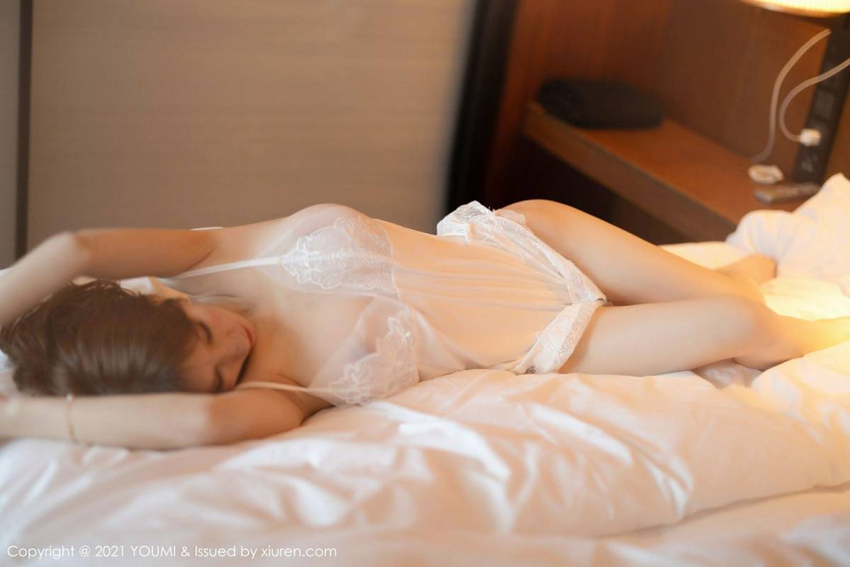 尤蜜荟性感女神周于希Sandy轻薄蕾丝深V吊裙暧昧私房写真-64