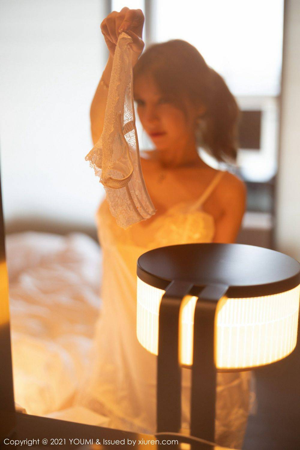 尤蜜荟性感女神周于希Sandy轻薄蕾丝深V吊裙暧昧私房写真-74