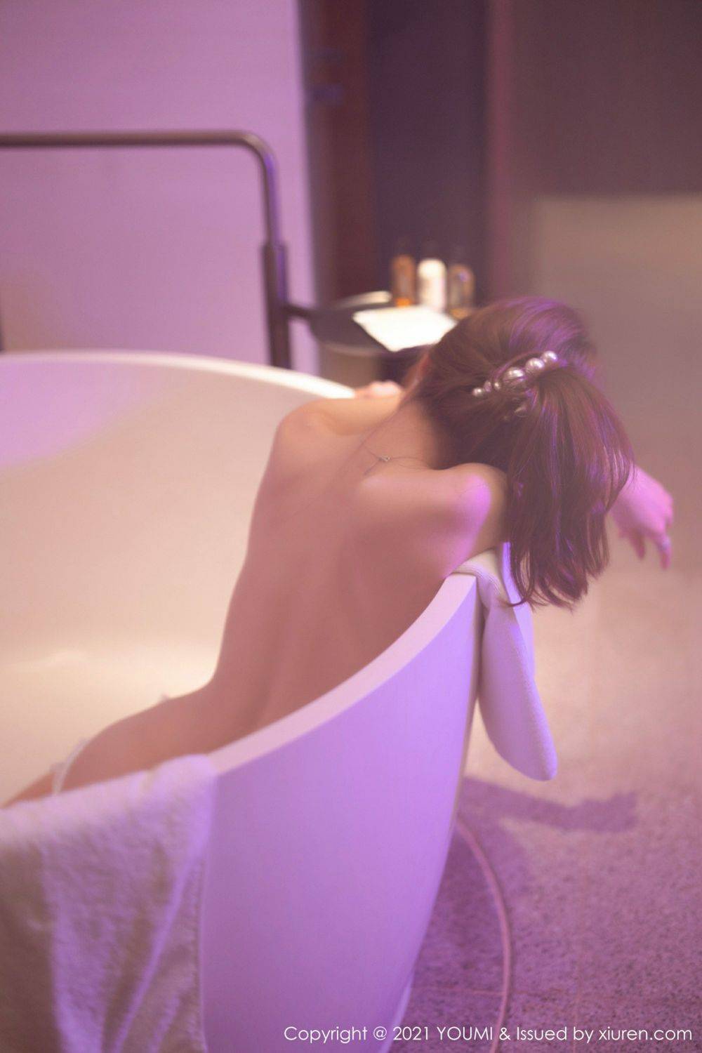 尤蜜荟性感女神周于希Sandy轻薄蕾丝深V吊裙暧昧私房写真-81