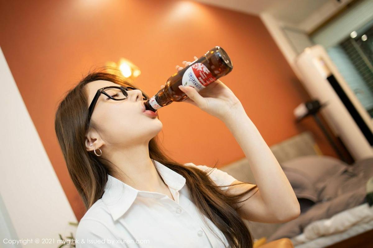 MyGirl美媛馆性感女神鱼子酱Fish白衬衫黑丝美腿职场OL套图-4