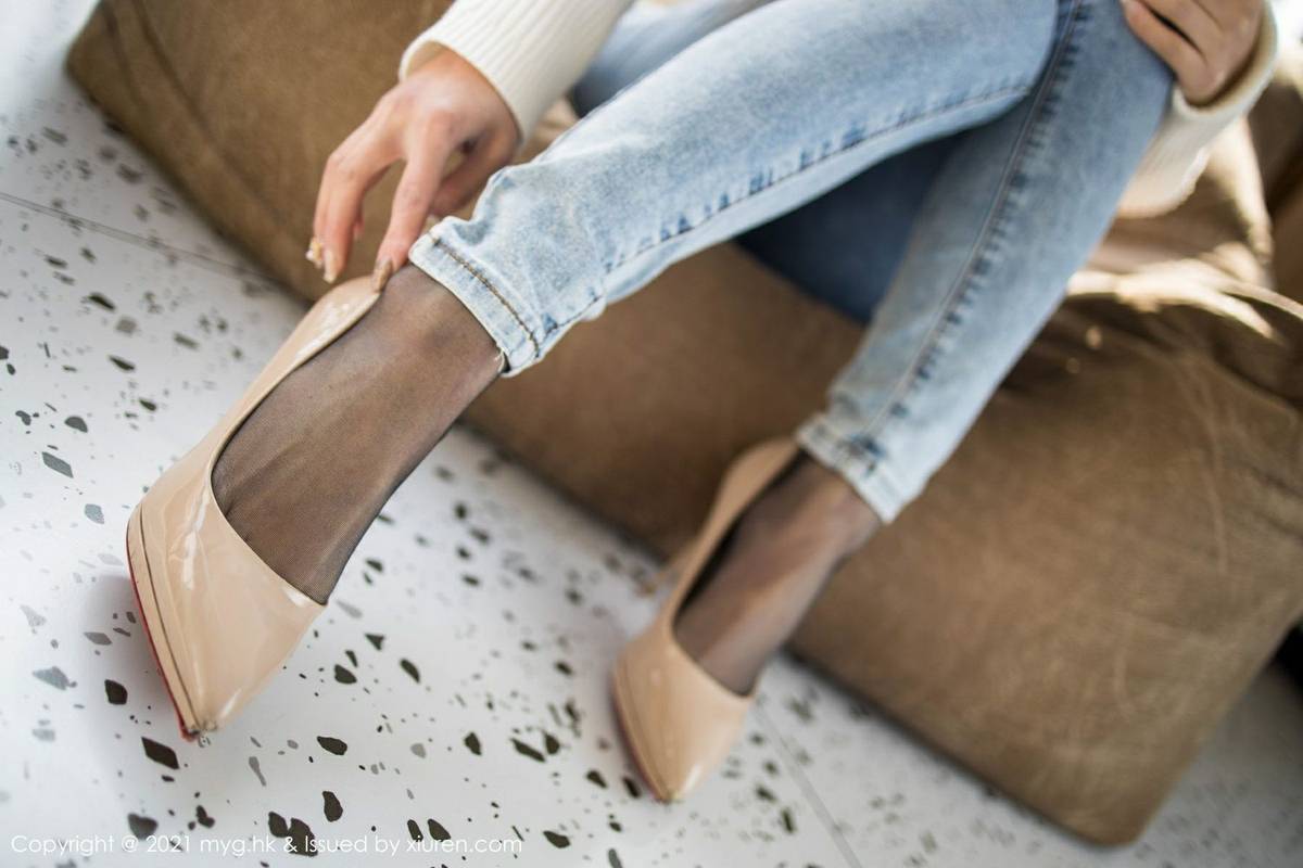 美媛馆新人模特小兜儿飒爽牛仔裤与黑丝美腿魅惑首套写真-12