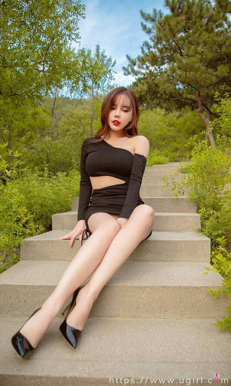 尤果网美女车模艾小青修长美腿微露小蛮腰超速主题写真-14