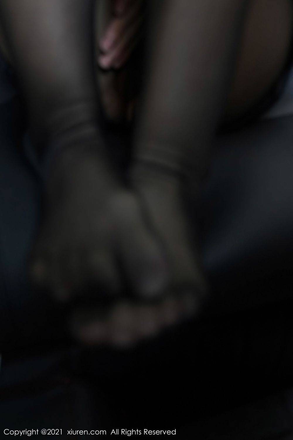 秀人网美女模特美七Mia黑丝美腿丰腴身材车内黑色OL系列写真-22