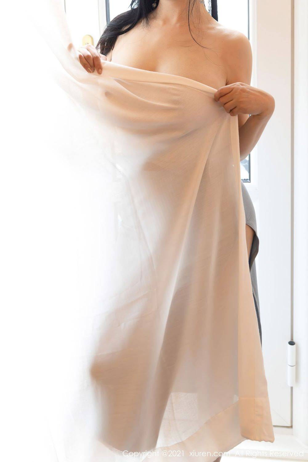 秀人网美女模特允薾蓝色轻透长裙丝袜美腿系列厦门旅拍-26