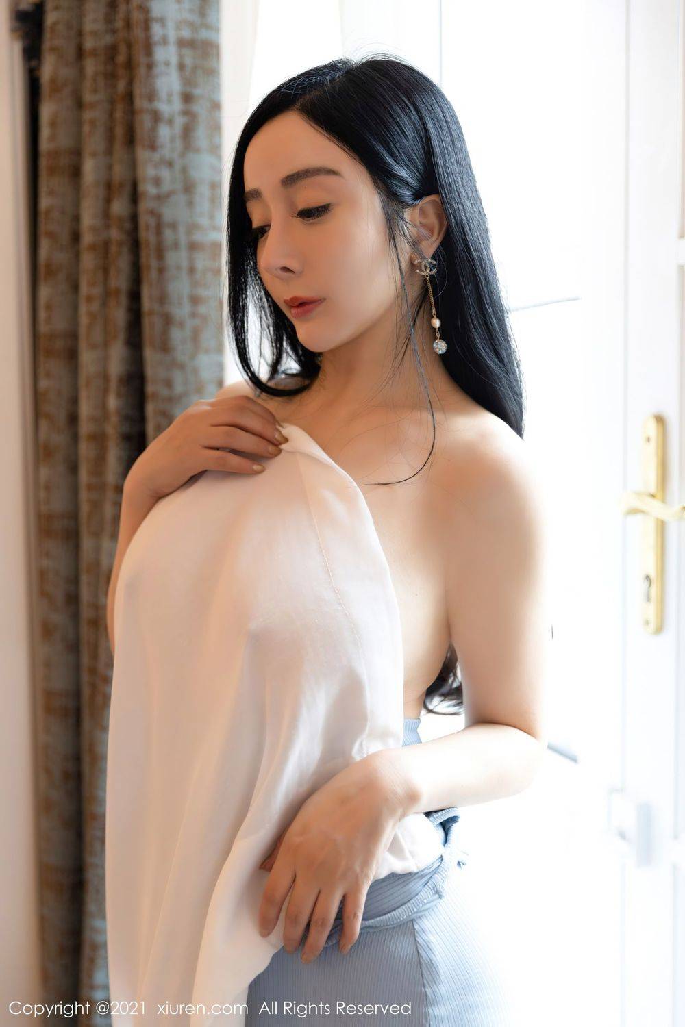 秀人网美女模特允薾蓝色轻透长裙丝袜美腿系列厦门旅拍-34