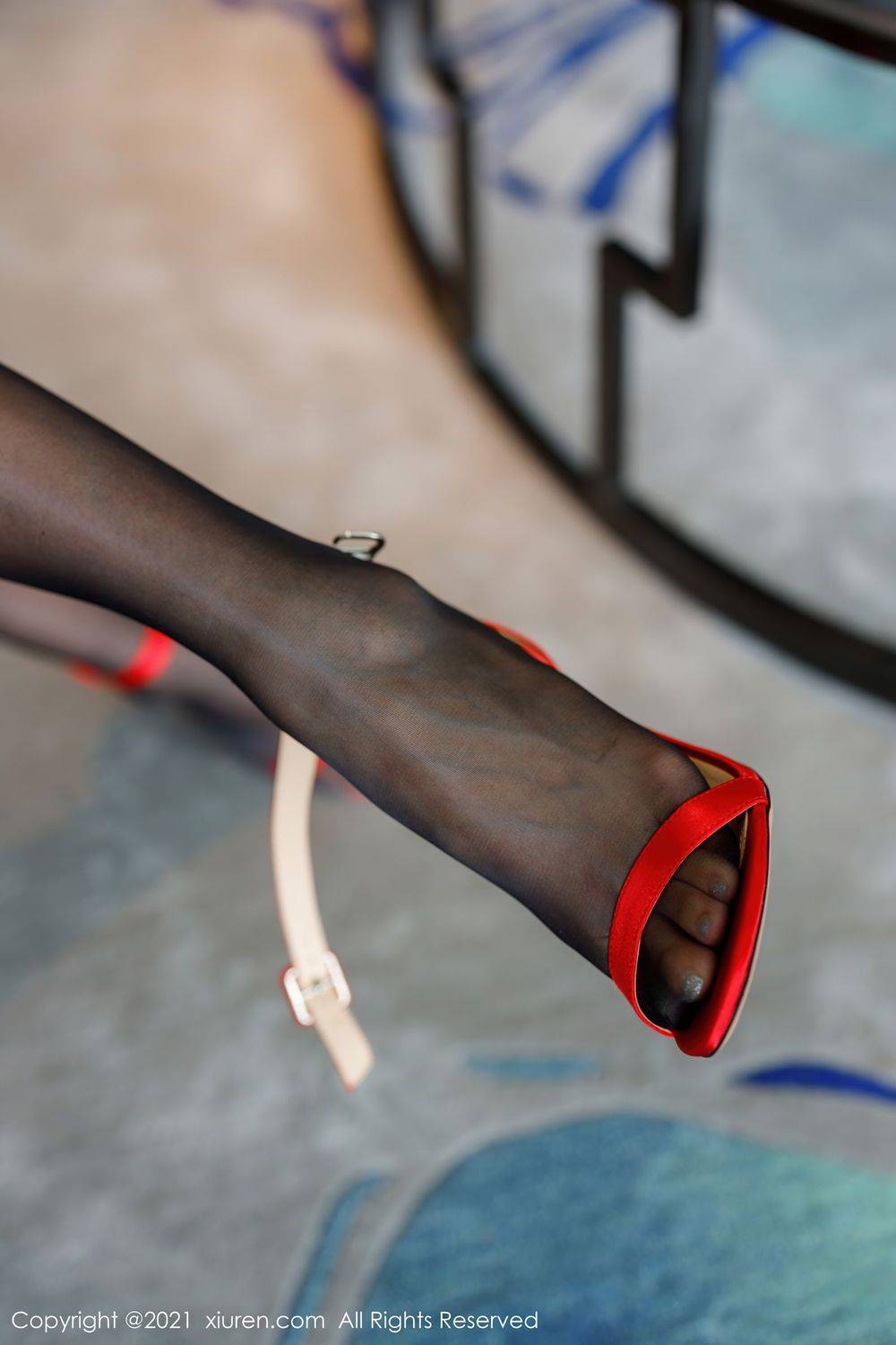 秀人网美女模特蜜桃cc黑丝美腿高跟鞋吊裙系列高挑曼妙写真-18