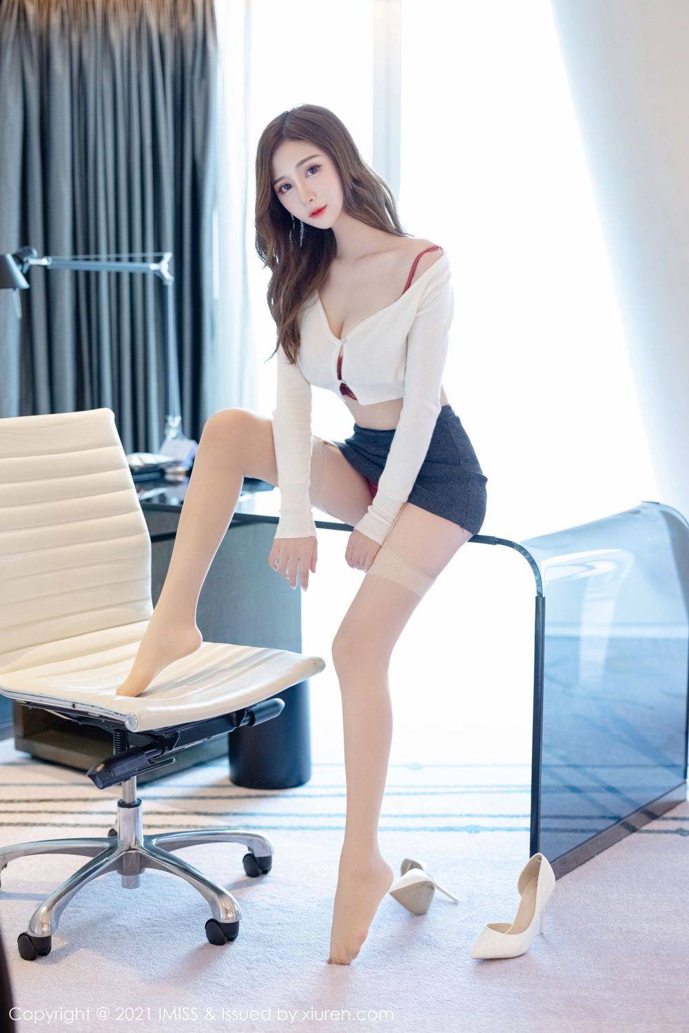 爱蜜社气质女神Lavinia肉肉丝足美腿淡雅都市OL系列性感写真-31