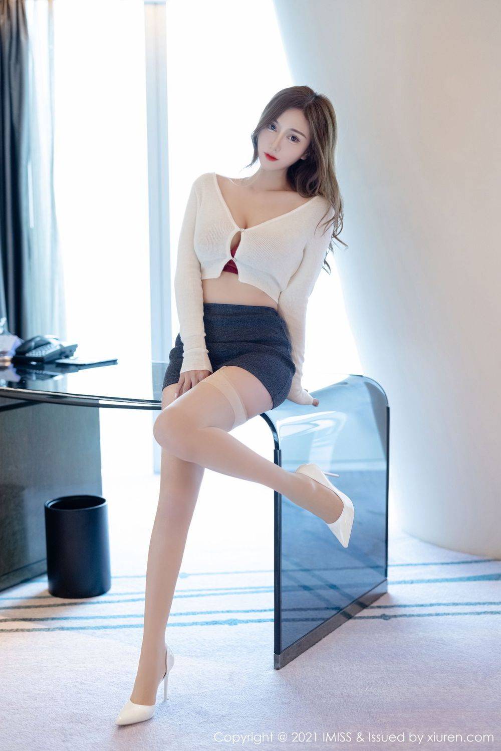 爱蜜社气质女神Lavinia肉肉丝足美腿淡雅都市OL系列性感写真-28