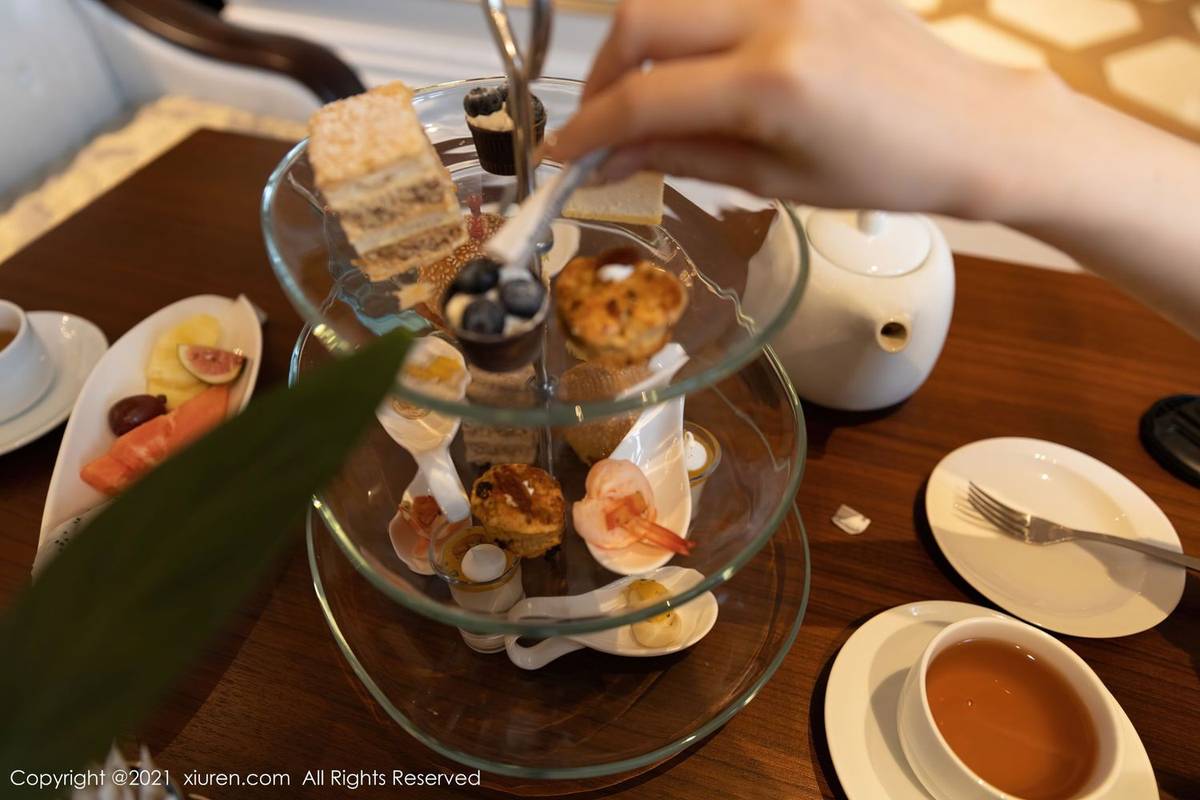 秀人网性感女神王雨纯白衬衫与JK制服下午茶主题厦门旅拍-4