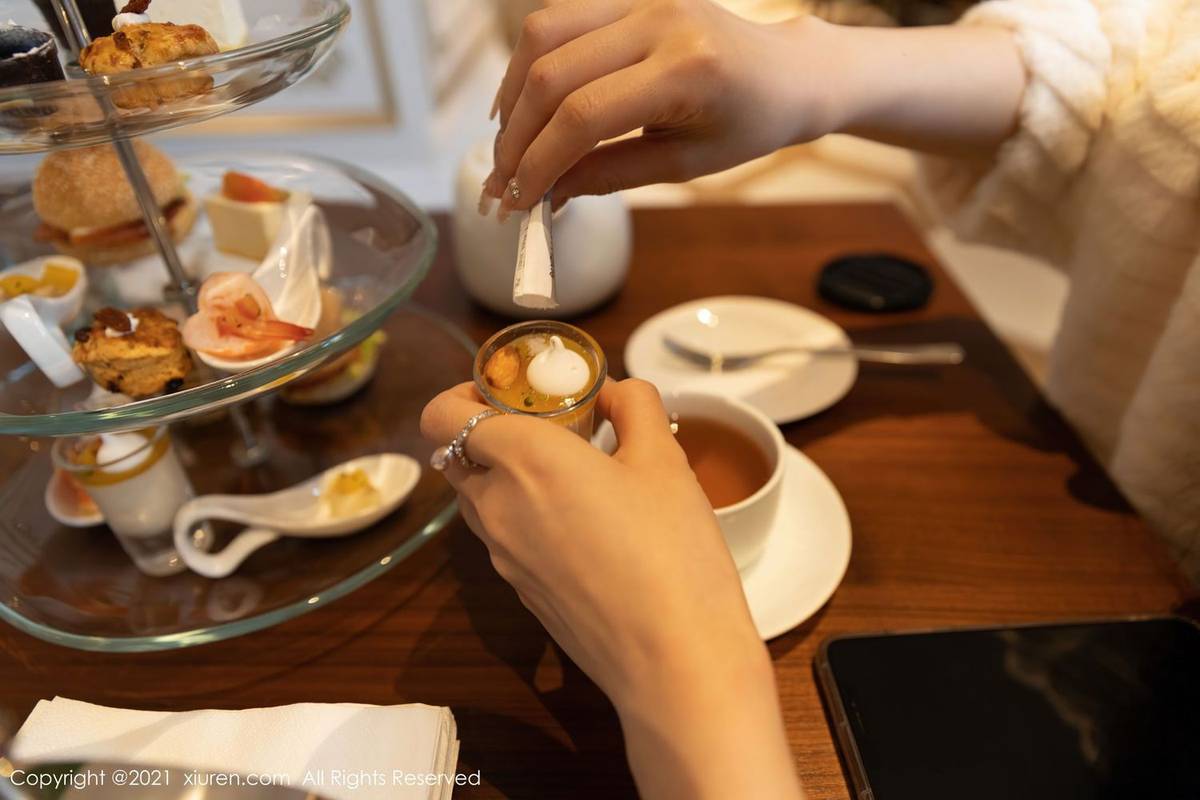 秀人网性感女神王雨纯白衬衫与JK制服下午茶主题厦门旅拍-5