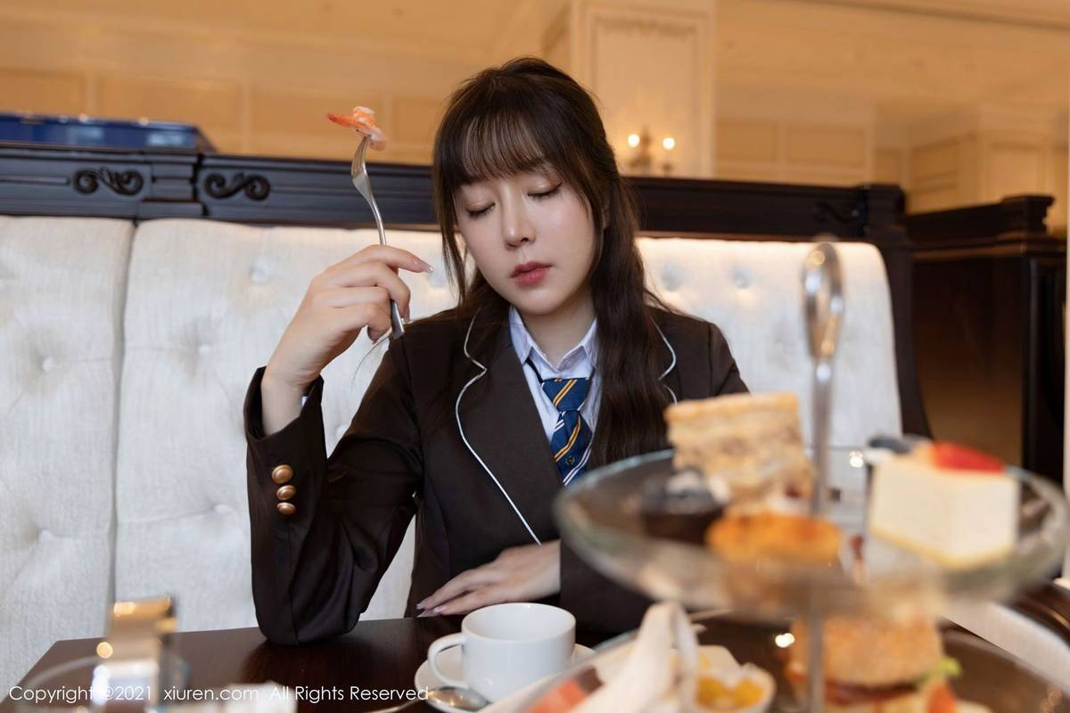 秀人网性感女神王雨纯白衬衫与JK制服下午茶主题厦门旅拍-18