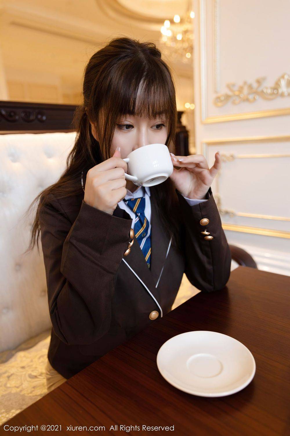 秀人网性感女神王雨纯白衬衫与JK制服下午茶主题厦门旅拍-12