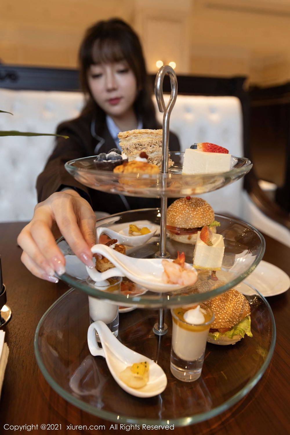 秀人网性感女神王雨纯白衬衫与JK制服下午茶主题厦门旅拍-16