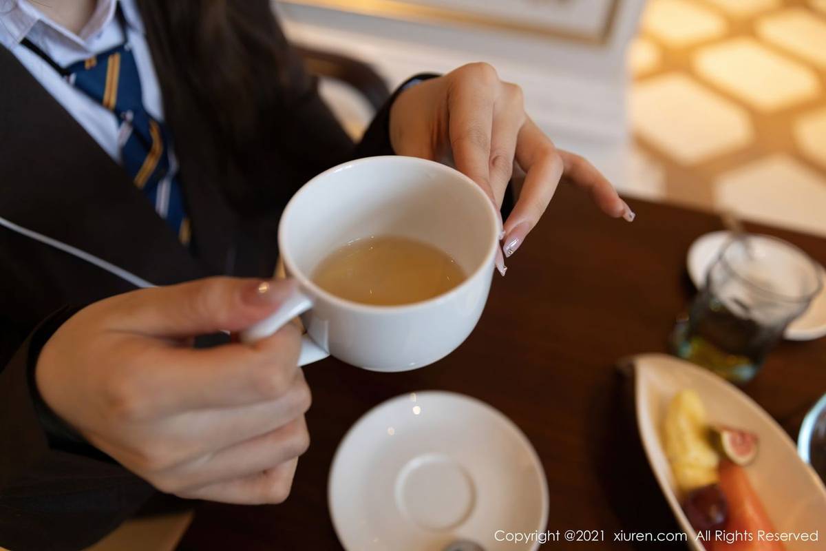 秀人网性感女神王雨纯白衬衫与JK制服下午茶主题厦门旅拍-14