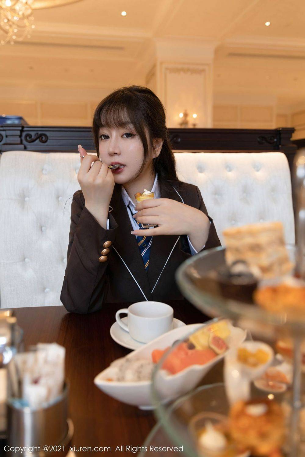 秀人网性感女神王雨纯白衬衫与JK制服下午茶主题厦门旅拍-24