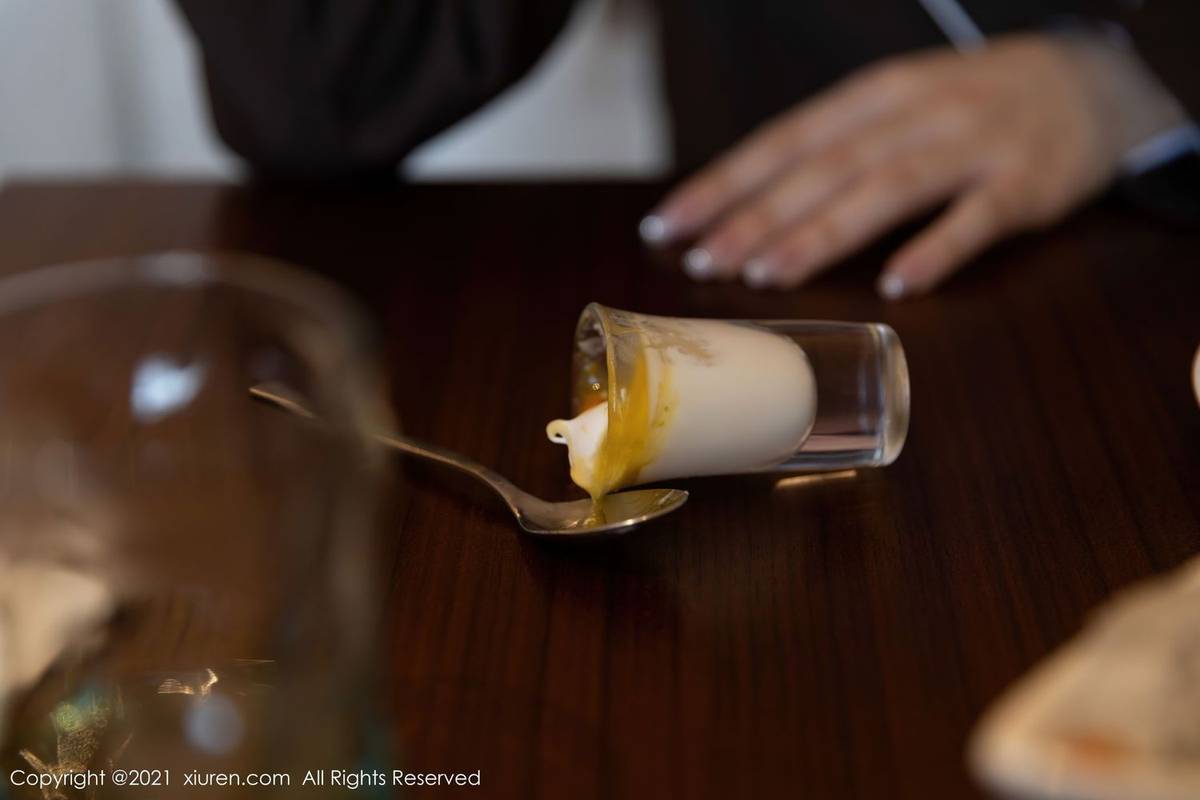 秀人网性感女神王雨纯白衬衫与JK制服下午茶主题厦门旅拍-25