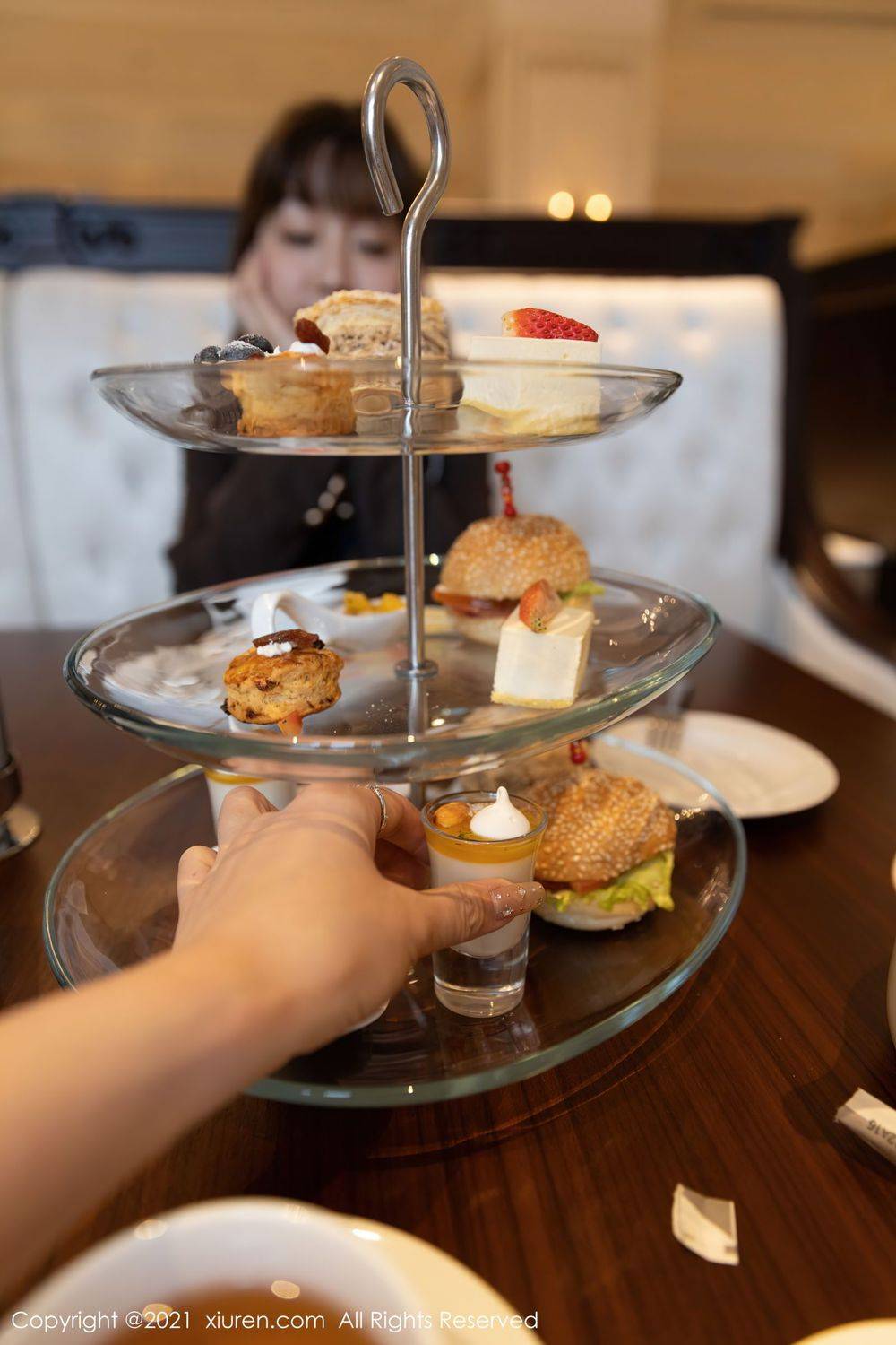 秀人网性感女神王雨纯白衬衫与JK制服下午茶主题厦门旅拍-20