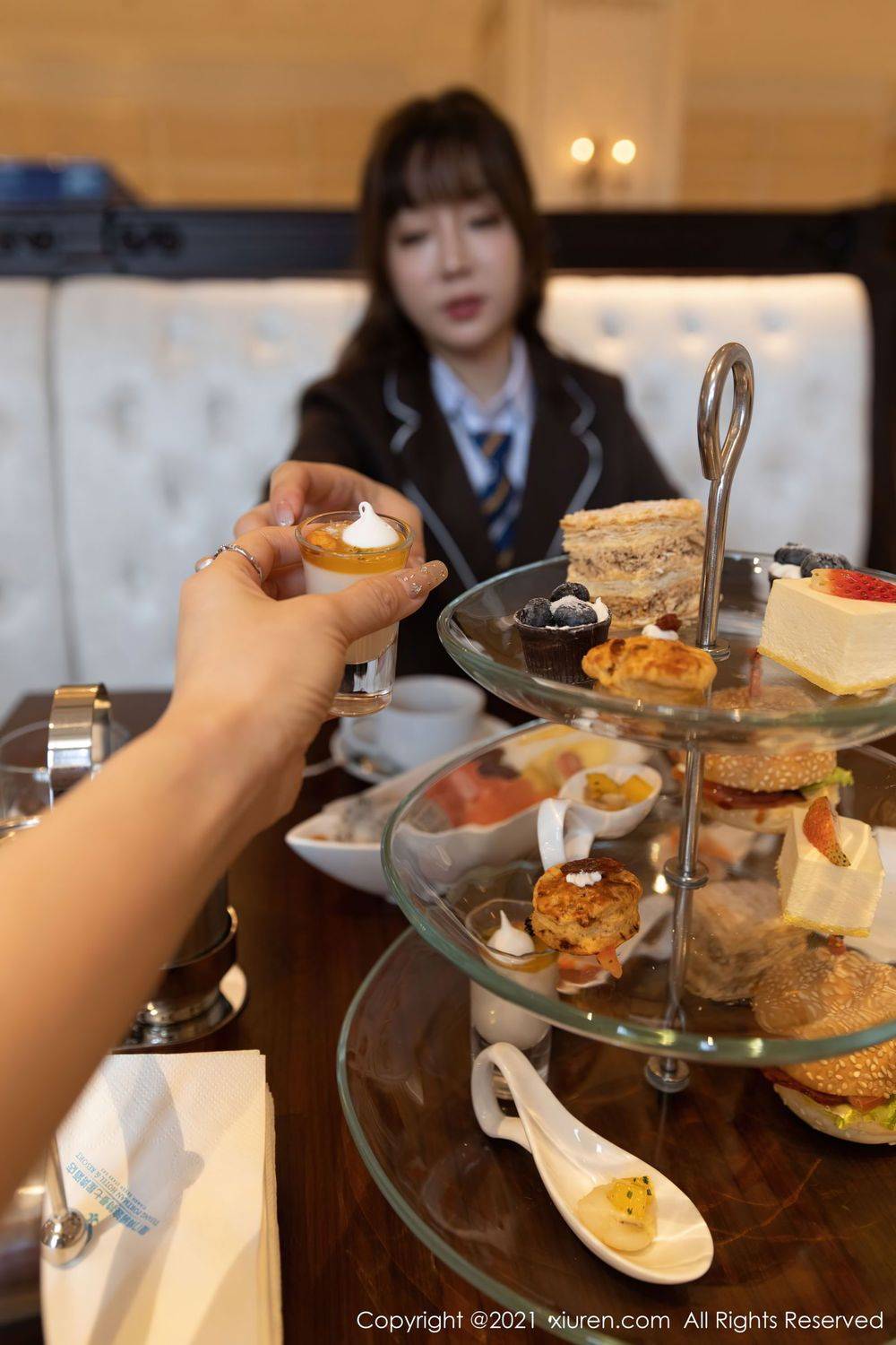 秀人网性感女神王雨纯白衬衫与JK制服下午茶主题厦门旅拍-23