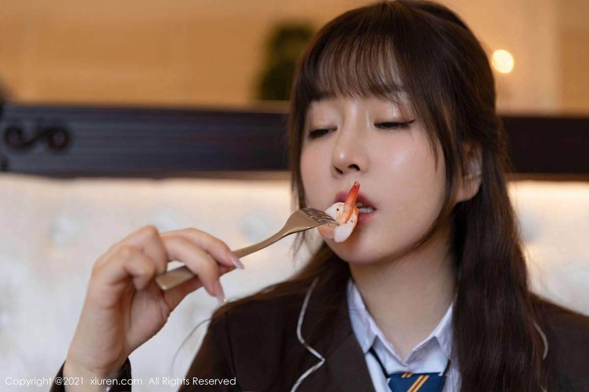 秀人网性感女神王雨纯白衬衫与JK制服下午茶主题厦门旅拍-19