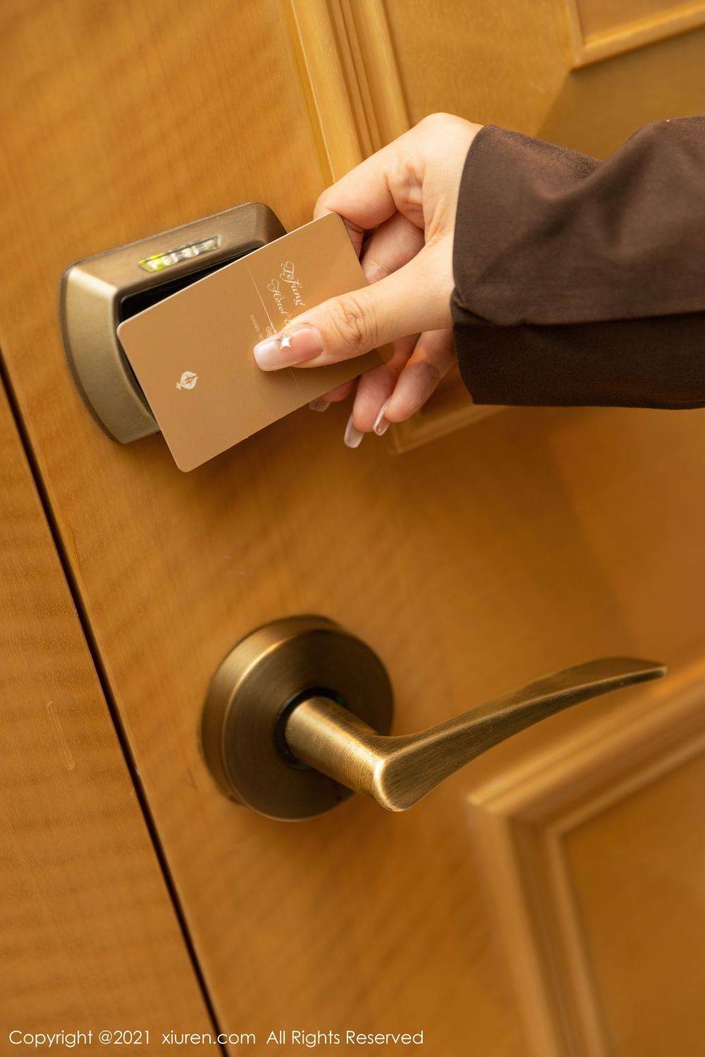 秀人网性感女神王雨纯白衬衫与JK制服下午茶主题厦门旅拍-40