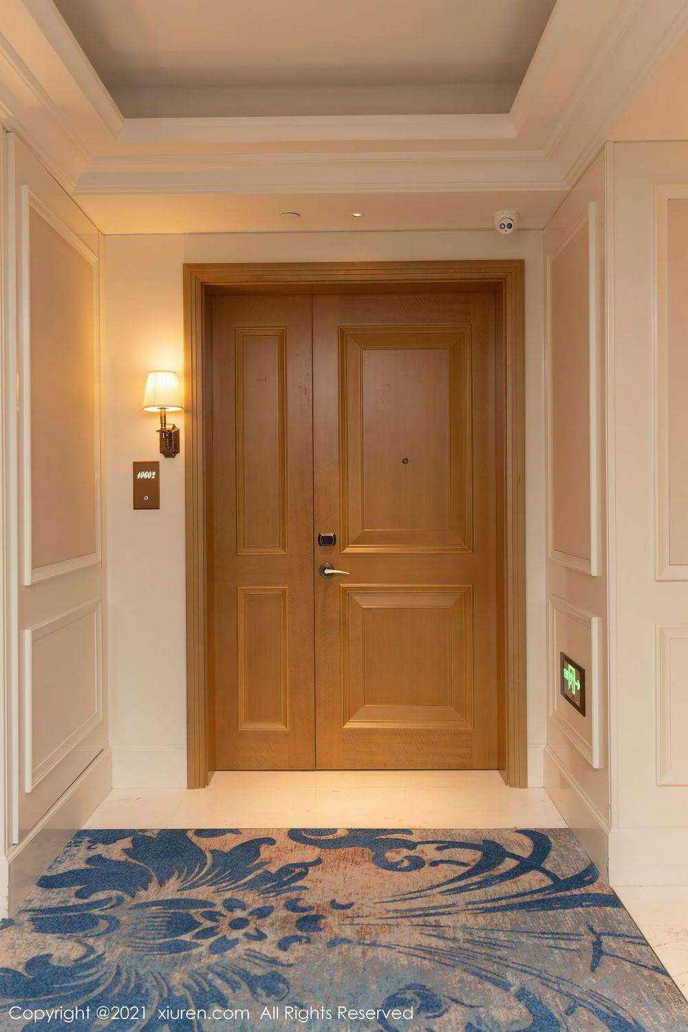 秀人网性感女神王雨纯白衬衫与JK制服下午茶主题厦门旅拍-37