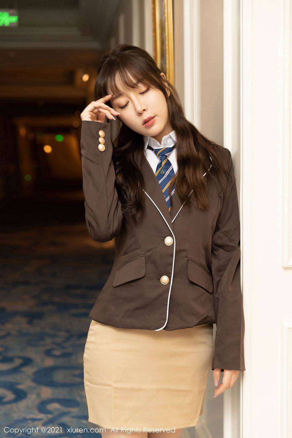 秀人网性感女神王雨纯白衬衫与JK制服下午茶主题厦门旅拍-36