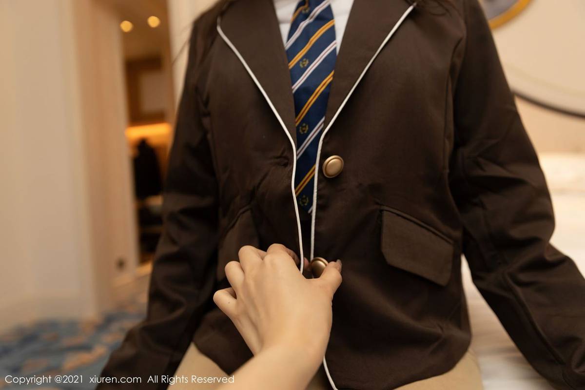 秀人网性感女神王雨纯白衬衫与JK制服下午茶主题厦门旅拍-46