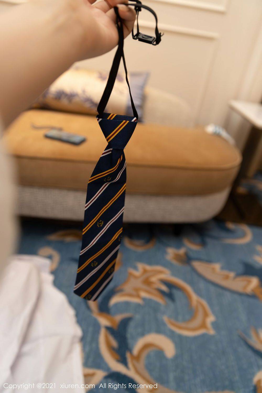 秀人网性感女神王雨纯白衬衫与JK制服下午茶主题厦门旅拍-61