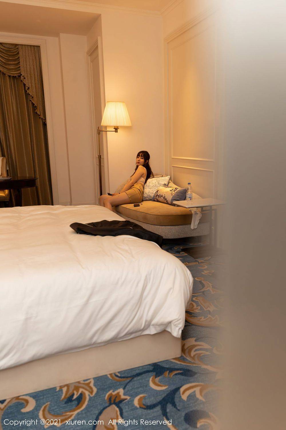 秀人网性感女神王雨纯白衬衫与JK制服下午茶主题厦门旅拍-68