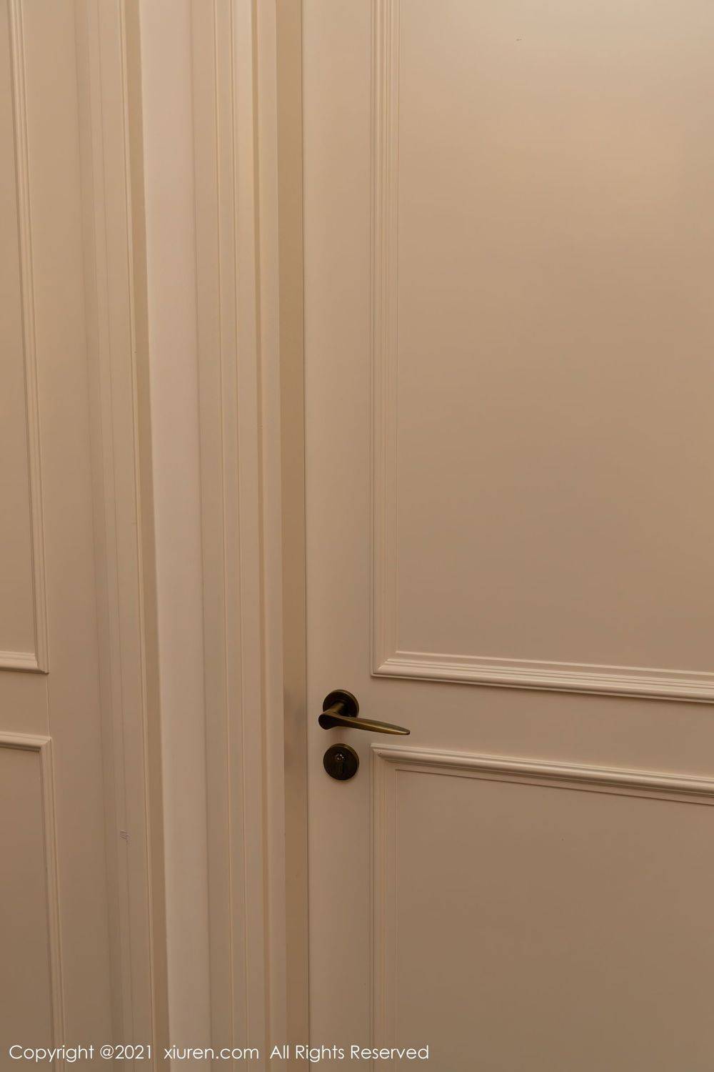 秀人网性感女神王雨纯白衬衫与JK制服下午茶主题厦门旅拍-67