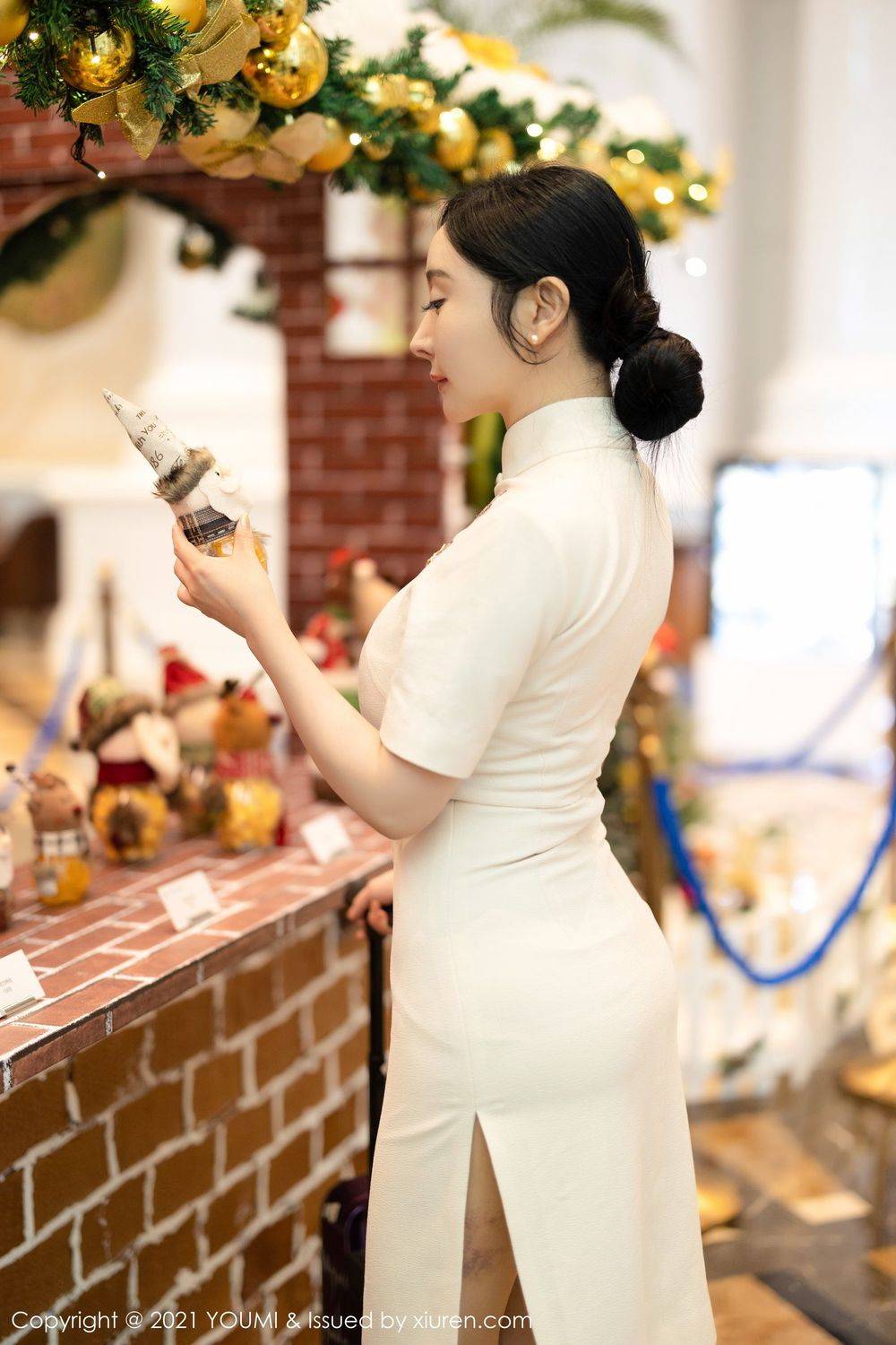 尤蜜荟美女模特允薾丝袜美腿空姐制服女友系列厦门旅拍-6