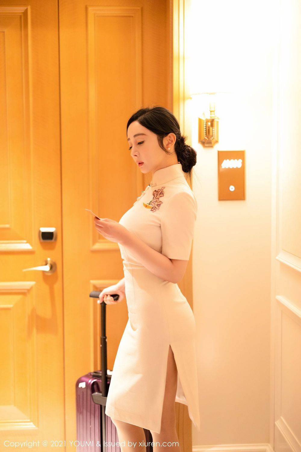 尤蜜荟美女模特允薾丝袜美腿空姐制服女友系列厦门旅拍-15