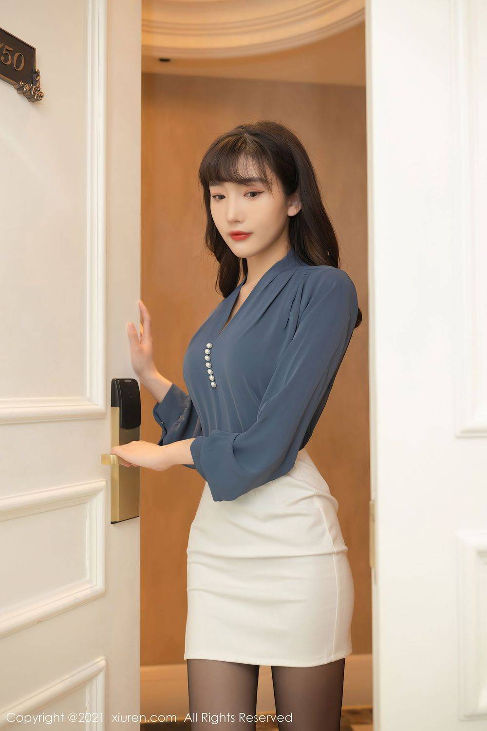 秀人网美女模特陆萱萱黑丝美腿白领还债职场主题性感写真-10