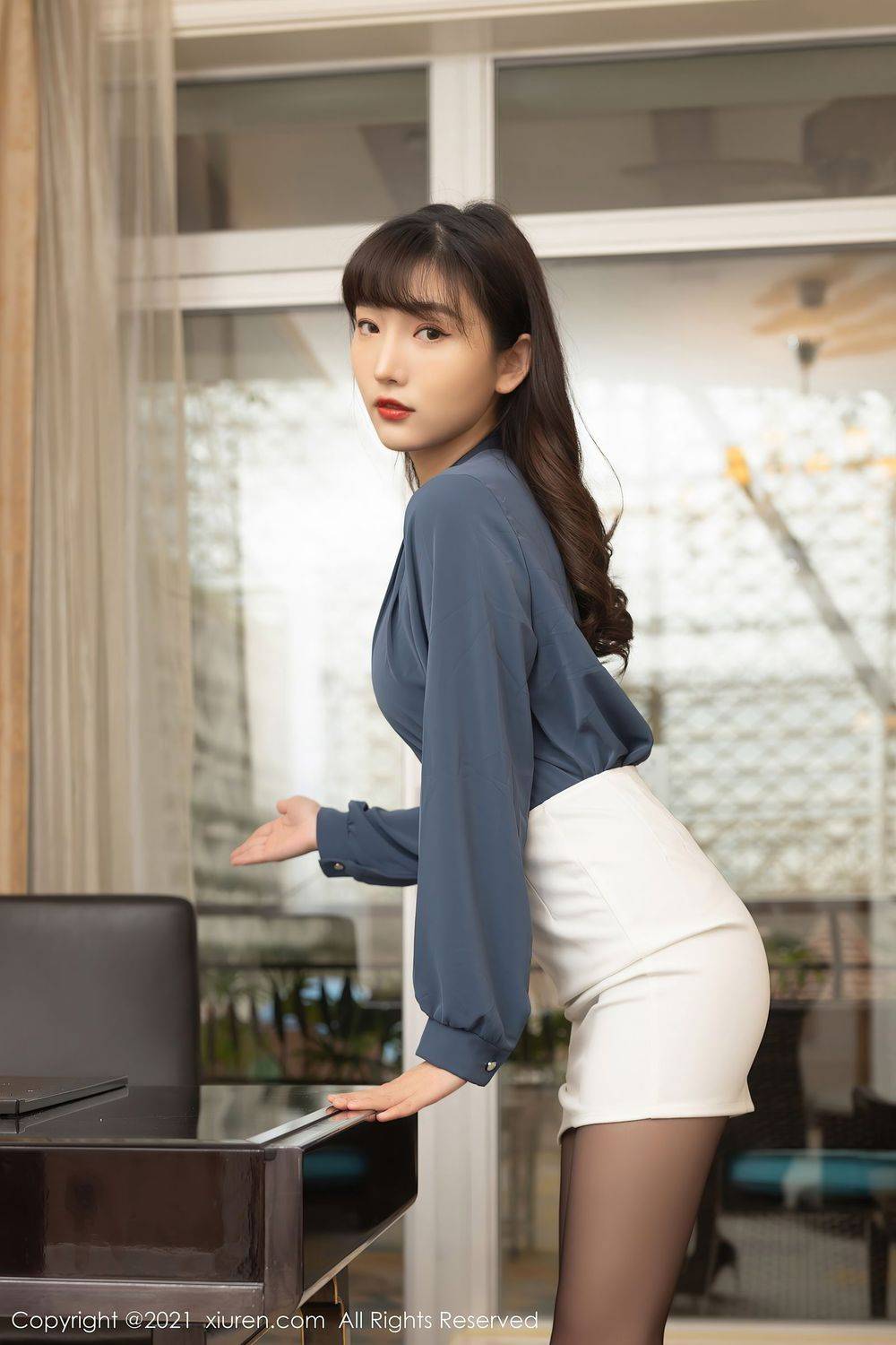 秀人网美女模特陆萱萱黑丝美腿白领还债职场主题性感写真-13