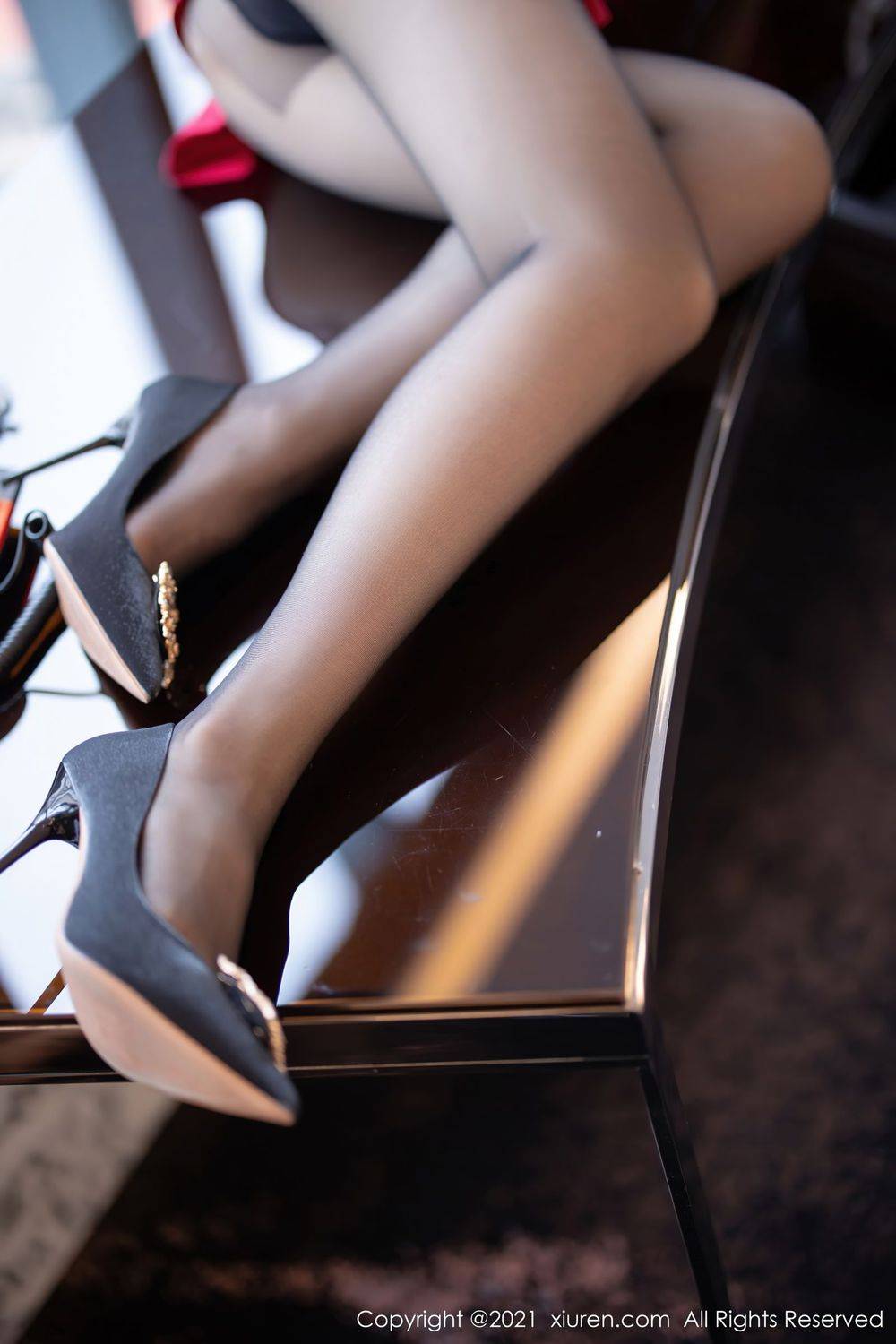 秀人网美女模特言沫猩红礼裙黑丝美腿欣长身材妖艳写真-32