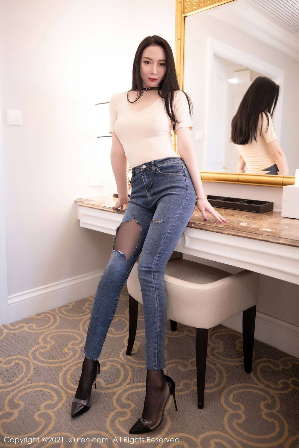 秀人网美女模特梦心玥破洞牛仔裤与黑丝美腿系列心愿旅拍