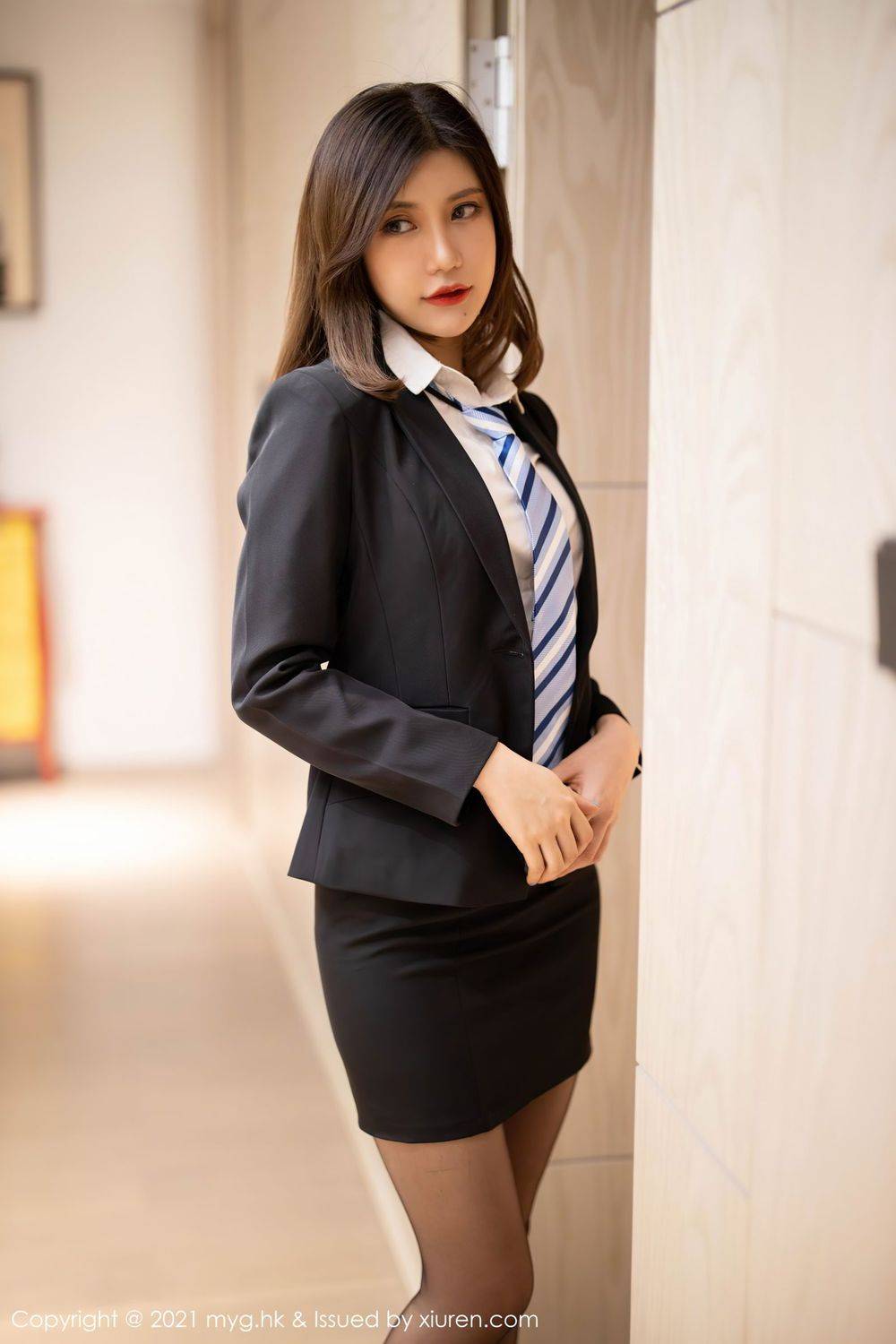 美媛馆性感女神Carina梦绮白衬衫黑丝美腿职场OL秘书系列写真-10