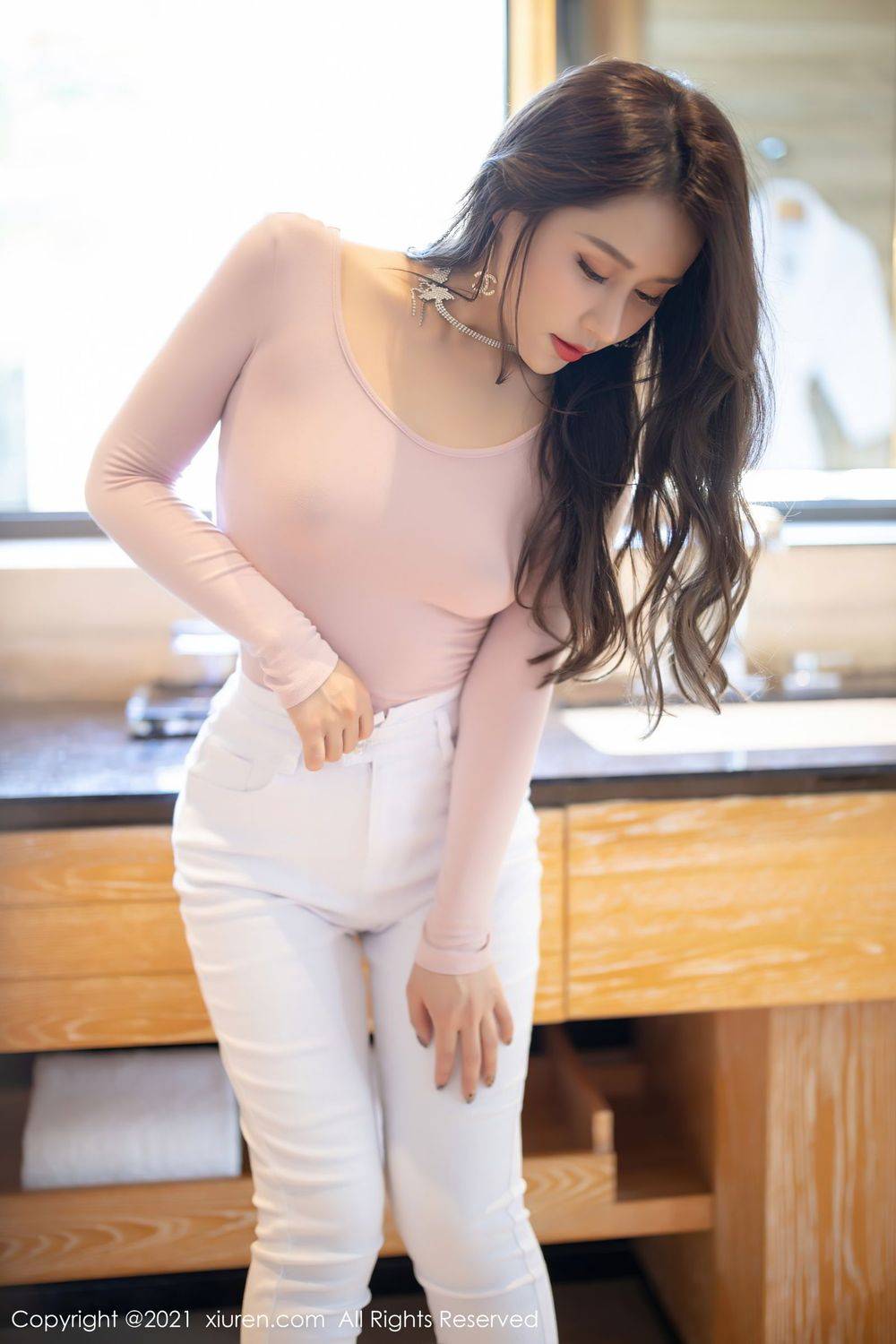 秀人网美女模特徐安安率直牛仔裤丝袜美腿系列三亚旅拍-7