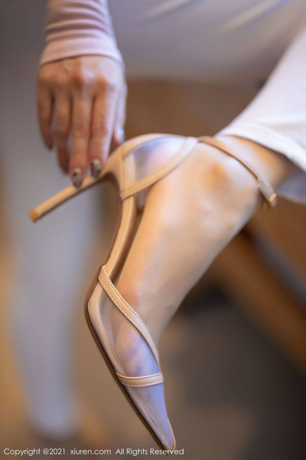 秀人网美女模特徐安安率直牛仔裤丝袜美腿系列三亚旅拍-5