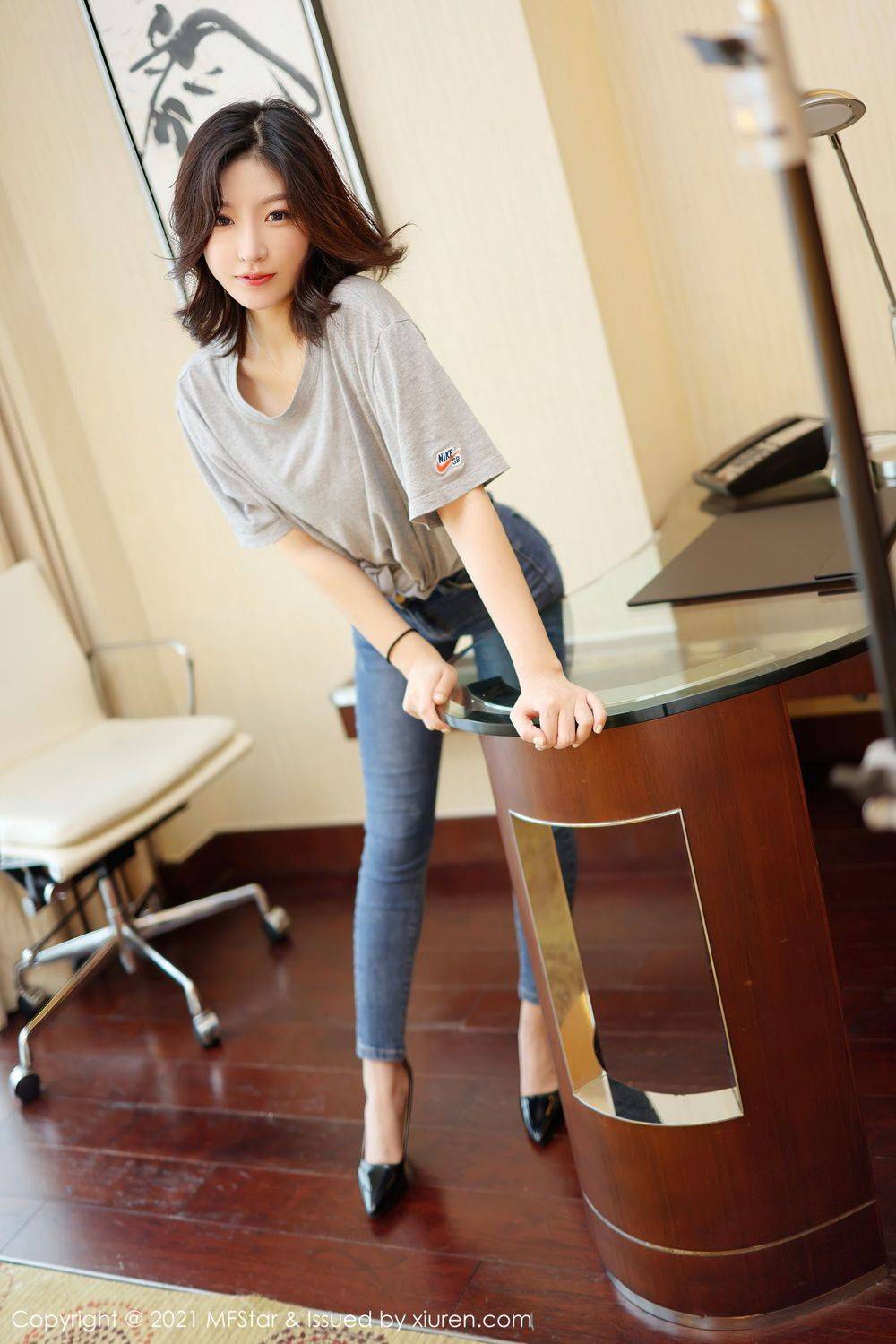 模范学院新人模特人间荒糖性感牛仔裤小蛮腰系列首套写真-10