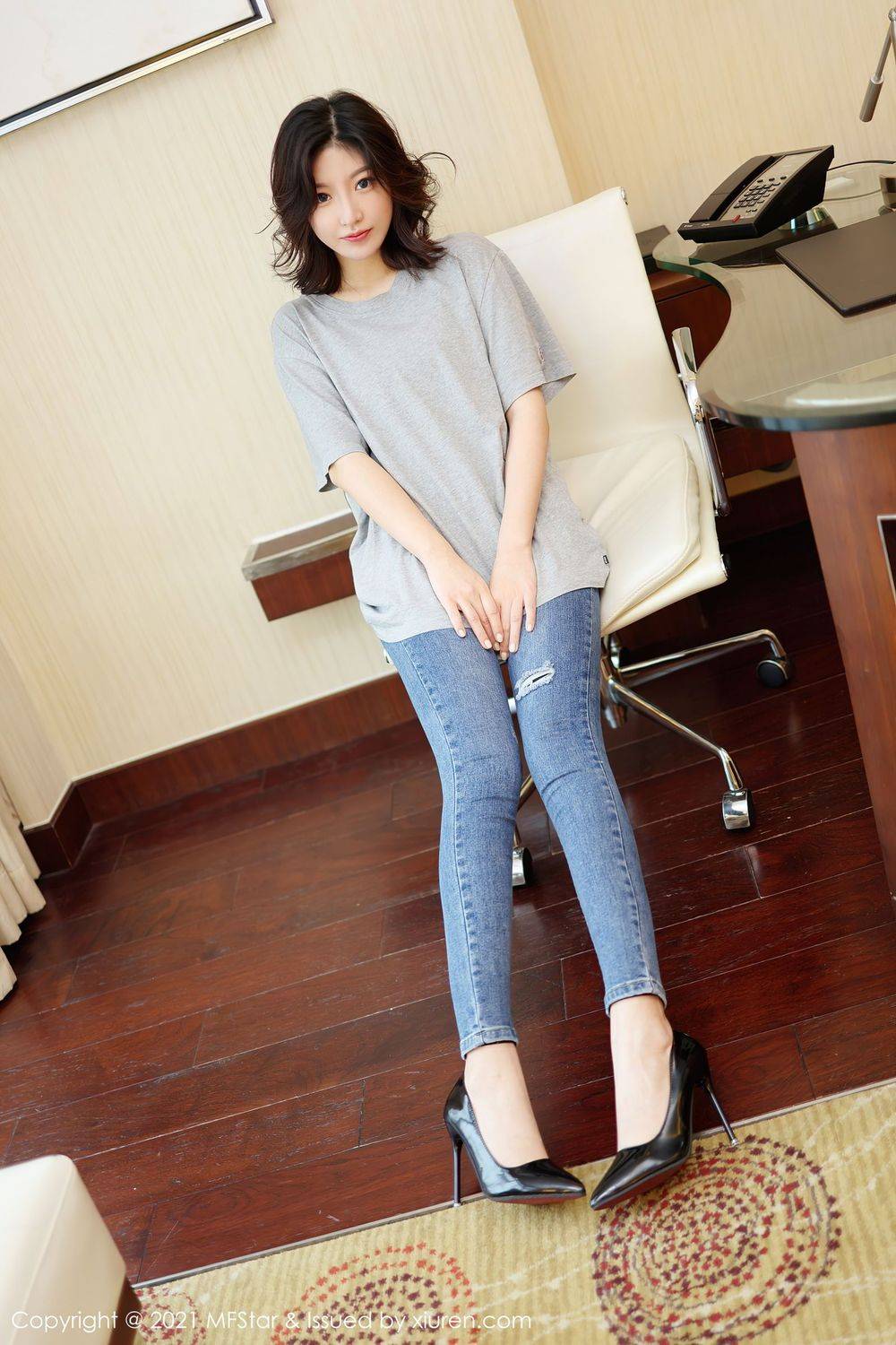 模范学院新人模特人间荒糖性感牛仔裤小蛮腰系列首套写真-4