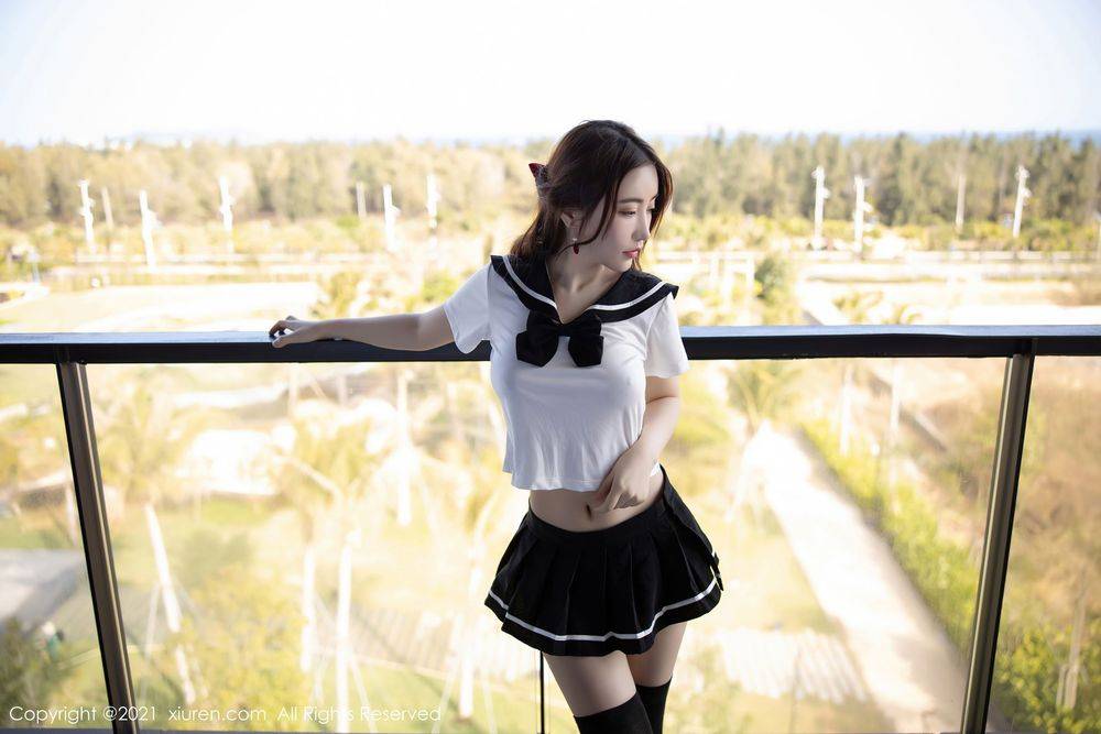 秀人网性感女神绯月樱Cherry长筒袜青春校服系列三亚旅拍-15