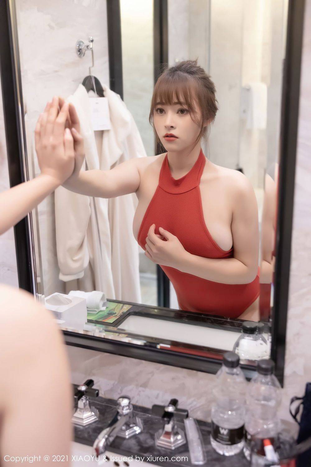 语画界新人模特奈沐子猩红连体衣与黑丝美腿浴室极致写真-12