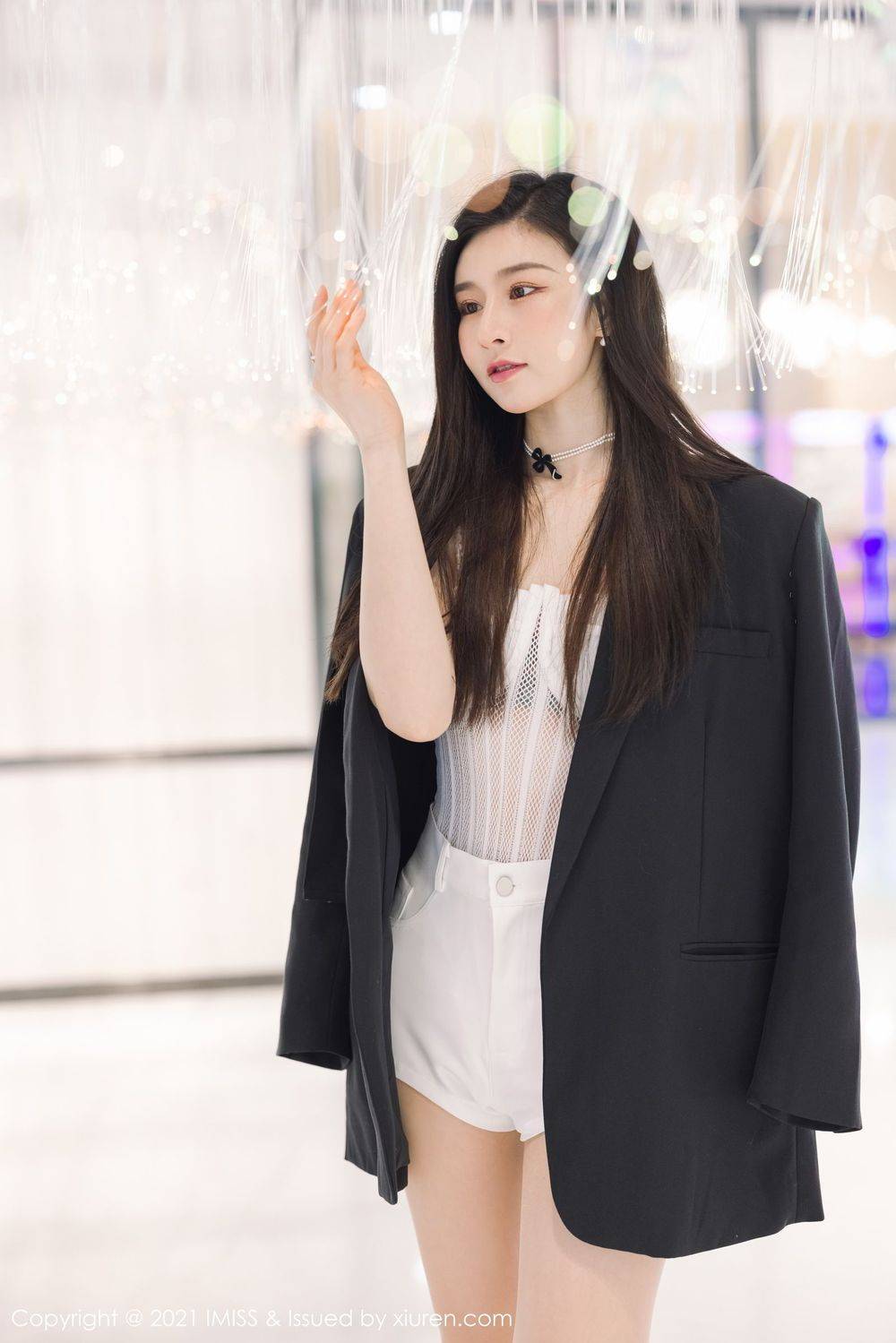 爱蜜社气质女神Vanessa丝袜美腿白色热裤内衣系列动人街拍-4