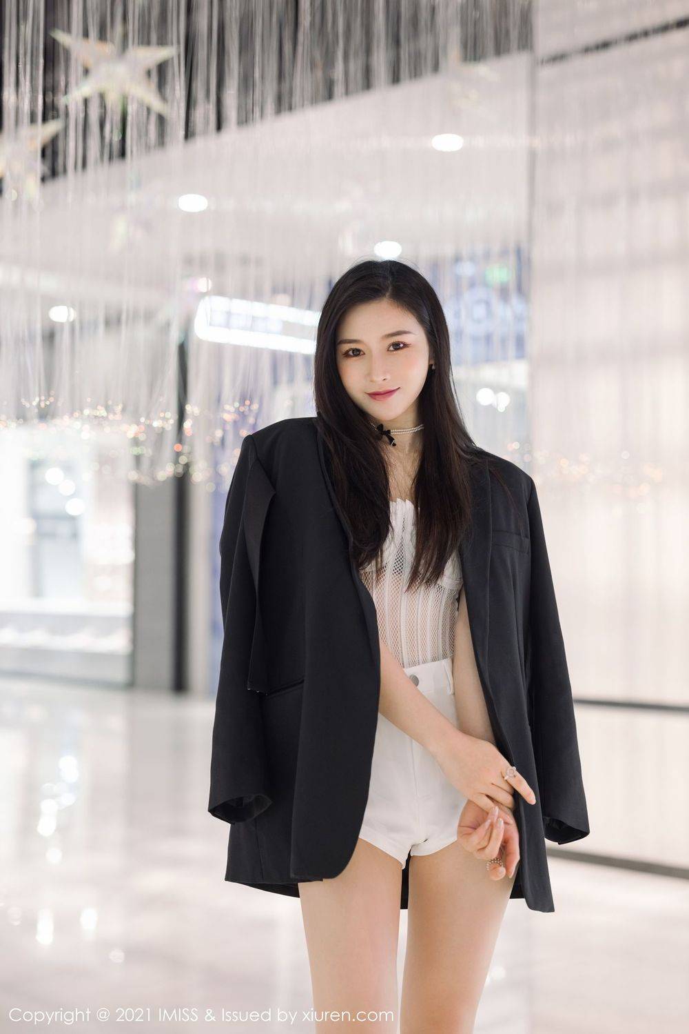 爱蜜社气质女神Vanessa丝袜美腿白色热裤内衣系列动人街拍-2