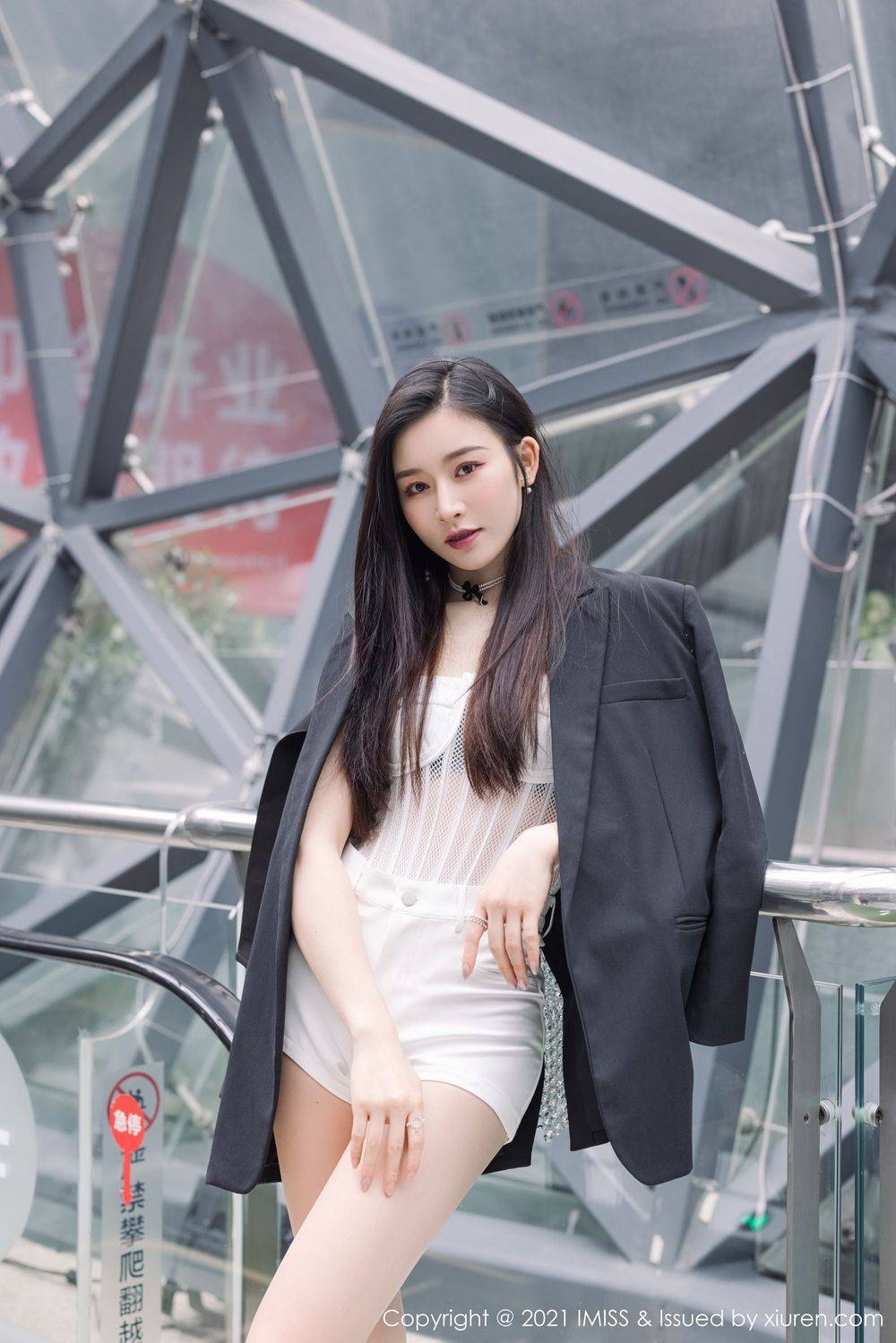 爱蜜社气质女神Vanessa丝袜美腿白色热裤内衣系列动人街拍-8